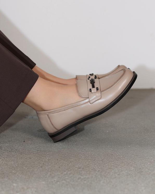 Beżowe mokasyny damskie skórzane na niskim obcasie 105-23181-BEŻ