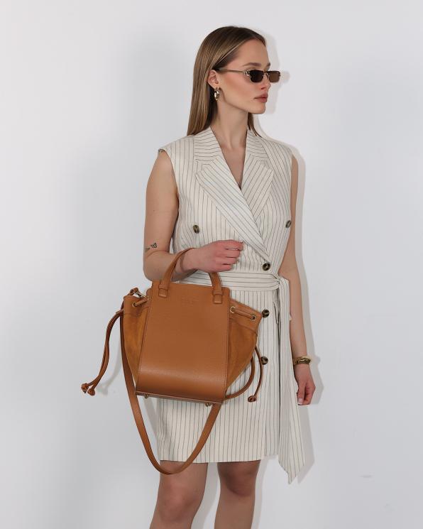 Brązowa torebka damska typu worek ze skóry licowej i zamszu 107-21-RUDY