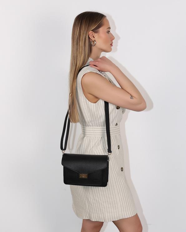 Czarna mała torebka damska ze skóry licowej z klapką 107-22-CZARNY