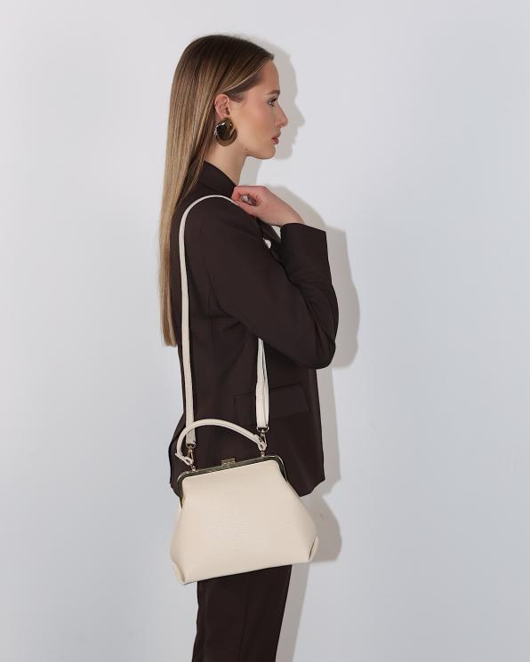 Kremowy kuferek damski ze skóry licowej na ramię 107-24-KREM