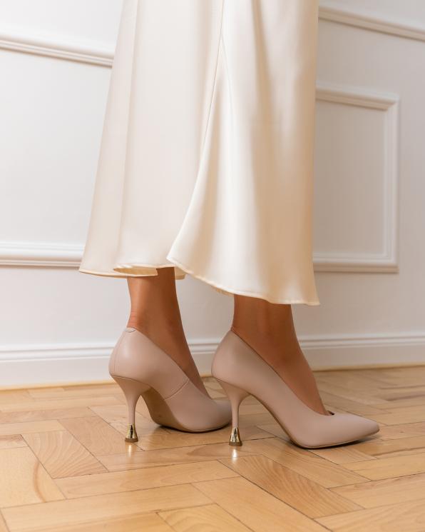 Beżowe czółenka damskie ze skóry licowej na szpilce 034-7158-beż