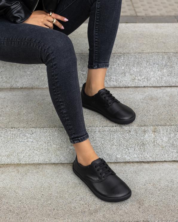 Czarne adidasy damskie sznurowane ze skóry naturalnej  148-52062-CZARNY
