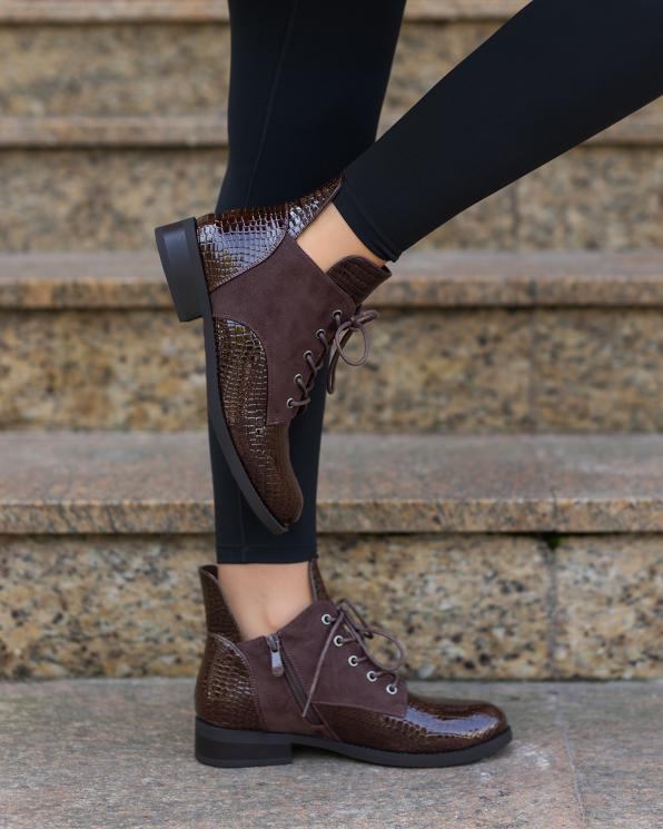 Brązowe botki sznurowane ze skóry ekologicznej na obcasie  105-77461-BRĄZ