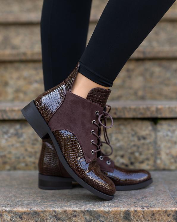 Brązowe botki sznurowane ze skóry ekologicznej na obcasie  105-77461-BRĄZ