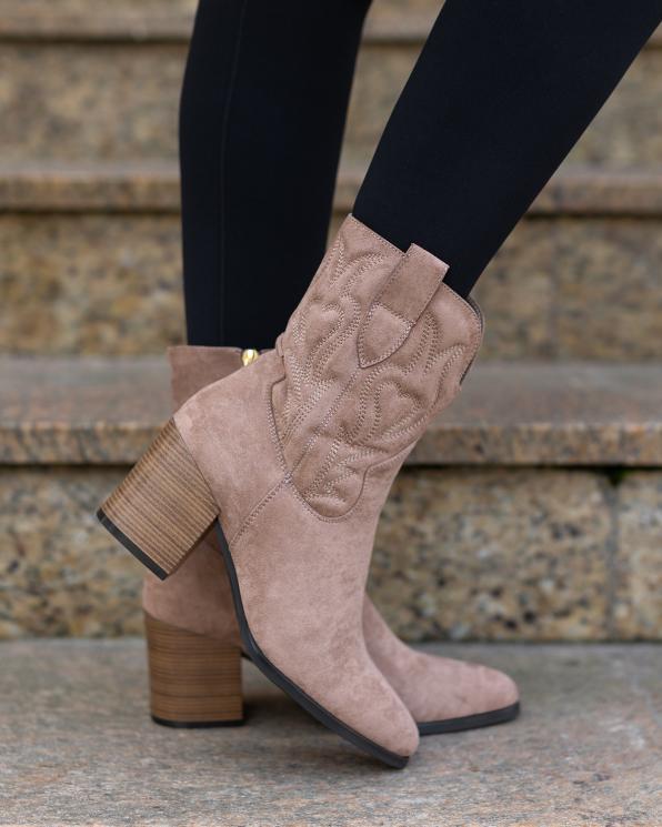 Beżowe kowbojki damskie z eko-zamszu na słupku  105-34385-BEŻ