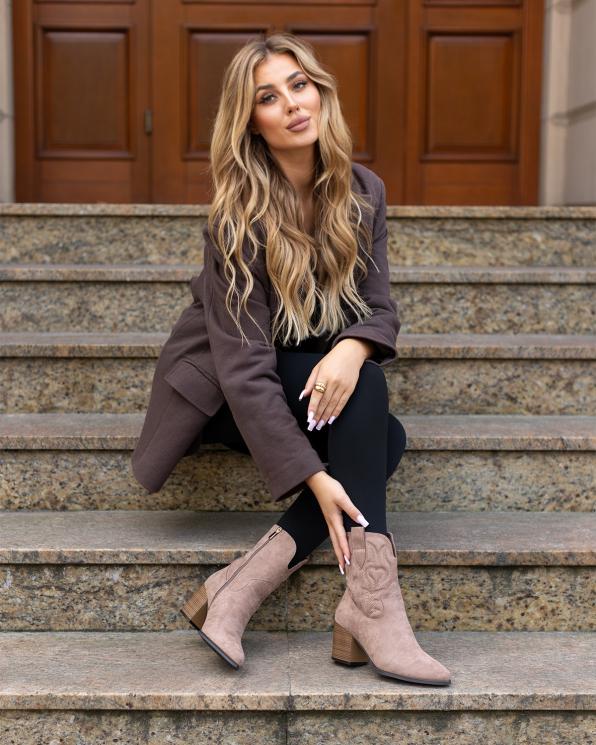 Beżowe kowbojki damskie z eko-zamszu na słupku 105-34385-BEŻ