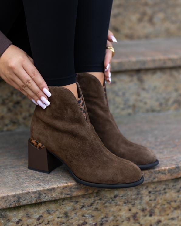 Brązowe botki damskie ze skóry zamszowej na zamek  105-11866-CAMEL