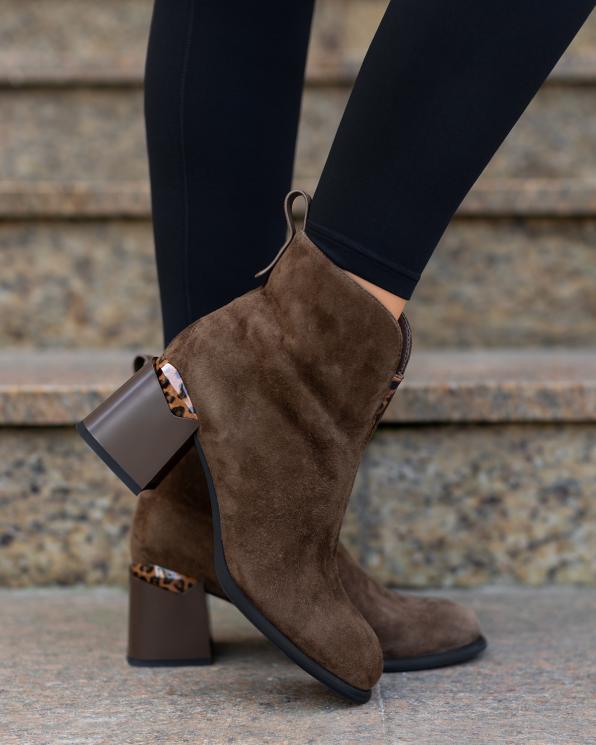 Brązowe botki damskie ze skóry zamszowej na zamek  105-11866-CAMEL