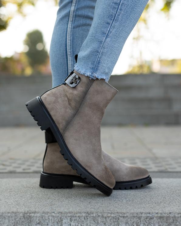 Bęzowe botki damskie z eko-zamszu na niskim obcasie  139-41391-KHAKI