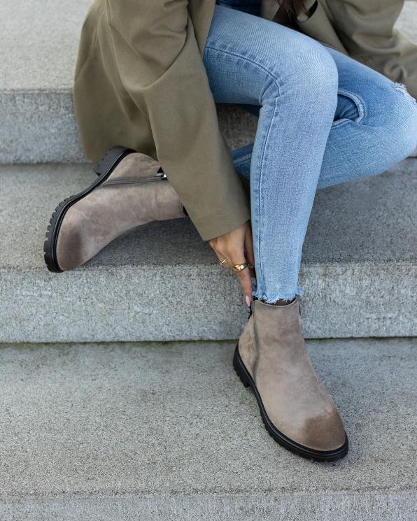Bęzowe botki damskie z eko-zamszu na niskim obcasie  139-41391-KHAKI