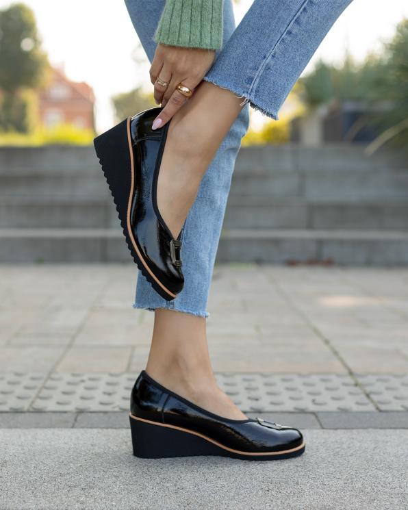 Czarne półbuty damskie ze skóry lakierowanej na wysokim obcasie 119-6401-CZA-LAK