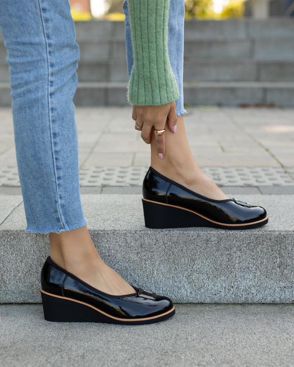 Czarne półbuty damskie ze skóry lakierowanej na wysokim obcasie 119-6401-CZA-LAK