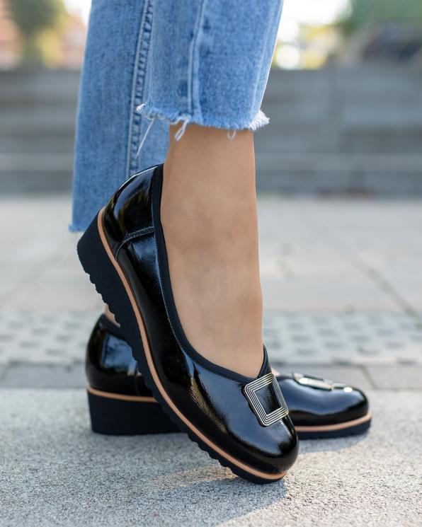 Czarne półbuty damskie lakierowane na koturnie 119-5401-CZA-LAK