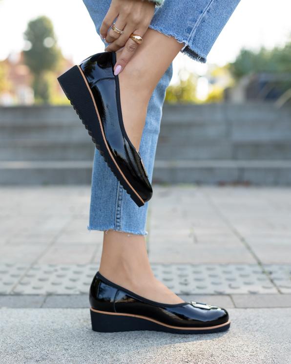 Czarne półbuty damskie lakierowane na koturnie 119-5401-CZA-LAK