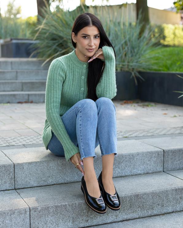 Czarne półbuty damskie lakierowane na koturnie 119-5401-CZA-LAK