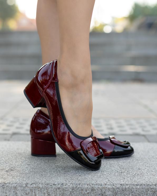 Bordowo-czarne czółenka damskie lakierowane na klocku  119-3732-BORDO