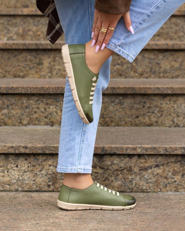 Oliwkowe półbuty sportowe sznurowane ze skóry licowej  148-64082-ZIELON