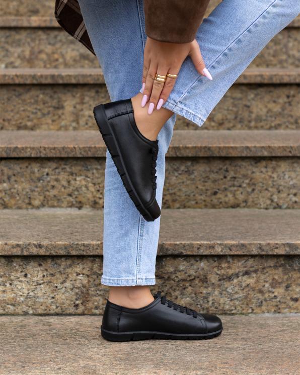 Czarne trampki damskie z naturalnej skóry licowej  148-64082-CZARNY