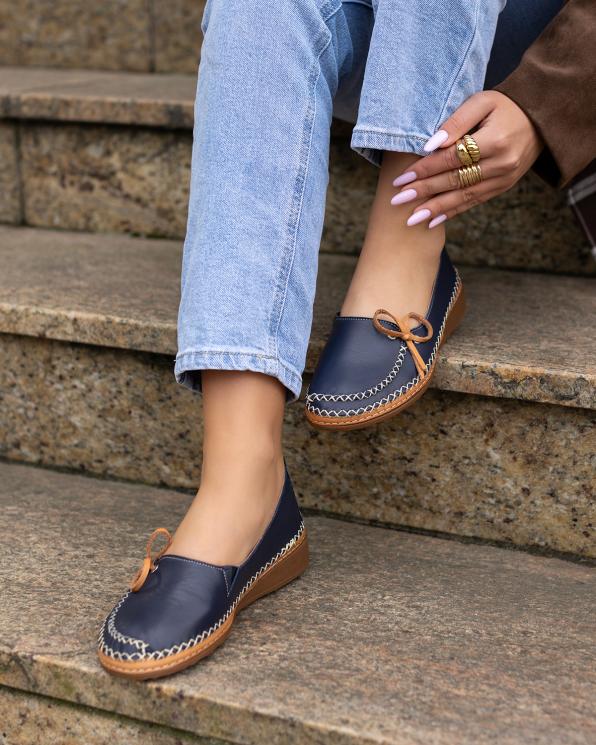 Granatowe mokasyny damskie skórzane z kokardką na koturnie  148-42240-GRANAT