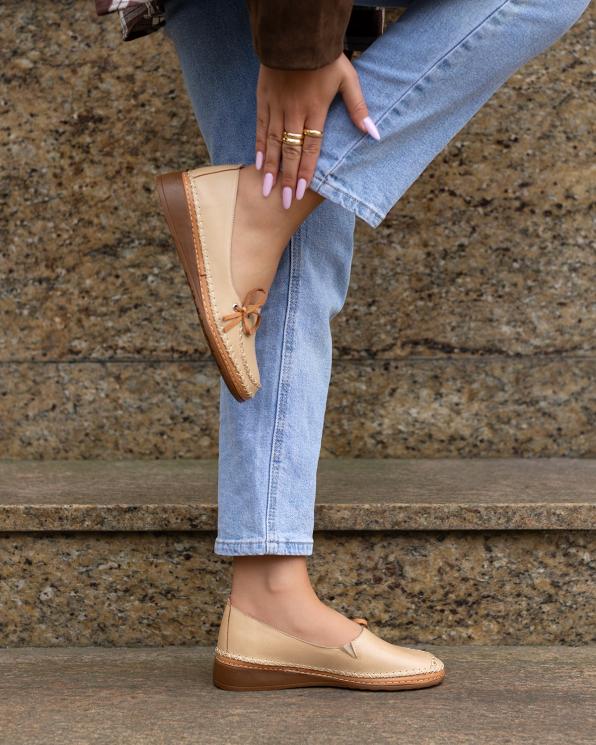 Beżowe mokasyny ze skóry licowej z kokardą na koturnie  148-42240-BEŻ