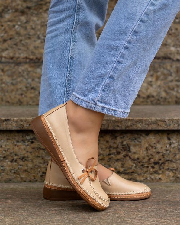 Beżowe mokasyny ze skóry licowej z kokardą na koturnie  148-42240-BEŻ