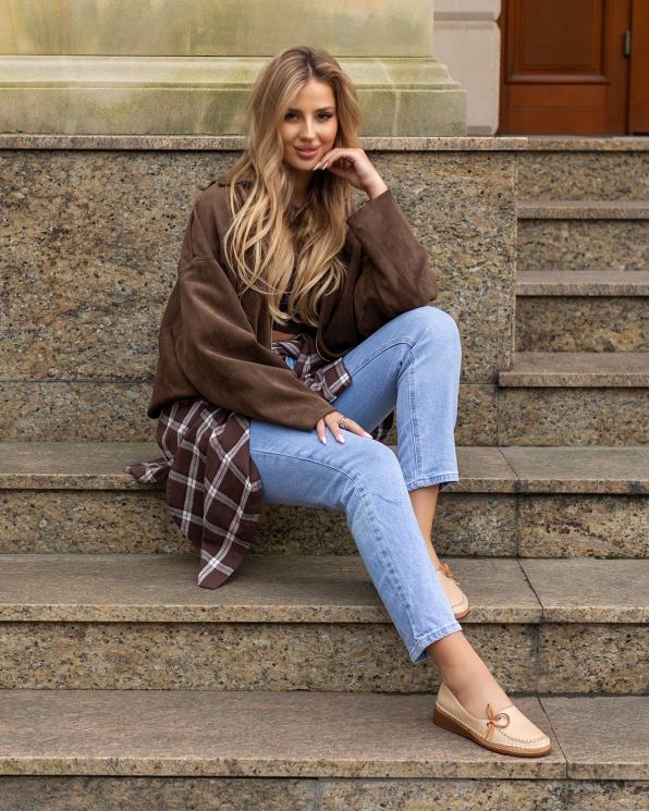 Beżowe mokasyny ze skóry licowej z kokardą na koturnie 148-42240-BEŻ