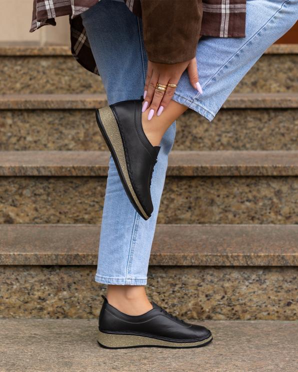 Czarne półbuty damskie ze skóry naturalnej na koturnie  148-21641-CZARNY