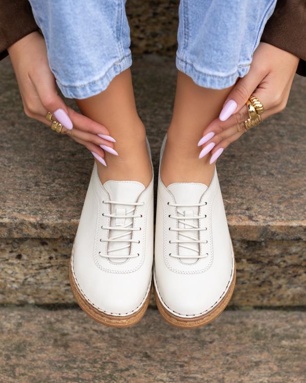 Jasnobeżowe półbuty damskie skórzane na koturnie  148-21641-BEŻ