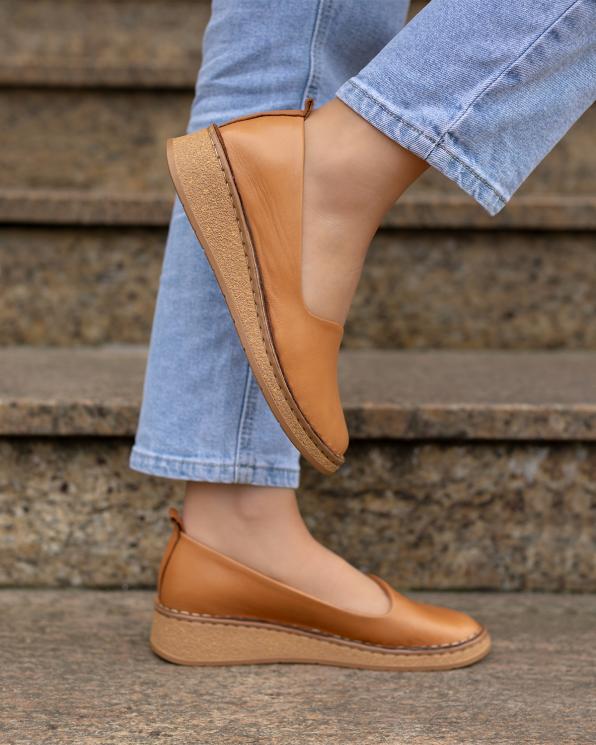 Rude półbuty damskie ze skóry licowej na koturnie  148-11641-RUDY