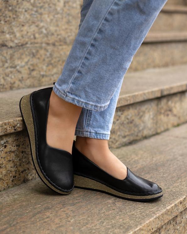 Czarne półbuty damskie z naturalnej skóry licowej na koturnie  148-11641-CZARNY