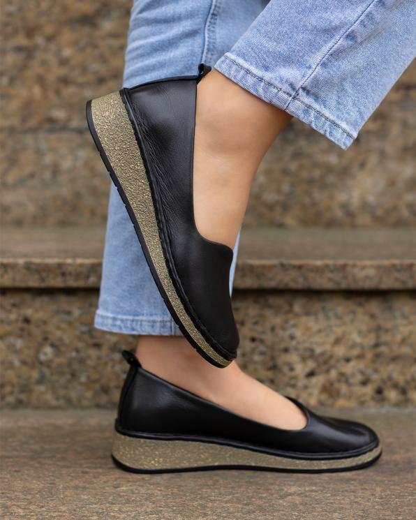 Czarne półbuty damskie z naturalnej skóry licowej na koturnie  148-11641-CZARNY