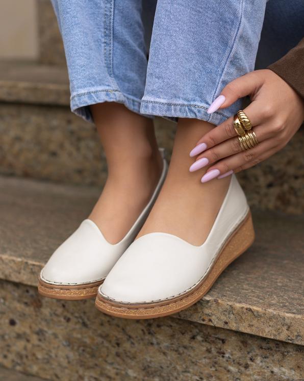 Jasnobeżowe półbuty damskie skórzane na obcasie  148-11641-BEŻ