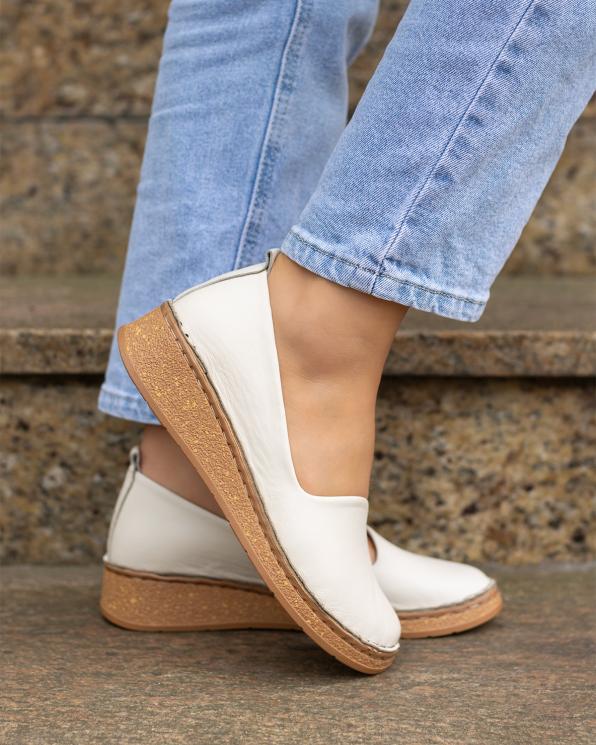 Jasnobeżowe półbuty damskie skórzane na obcasie  148-11641-BEŻ