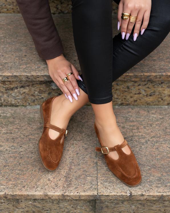 Brązowe półbuty damskie ze skóry zamszowej ze sprzączką  102-580-RUDY