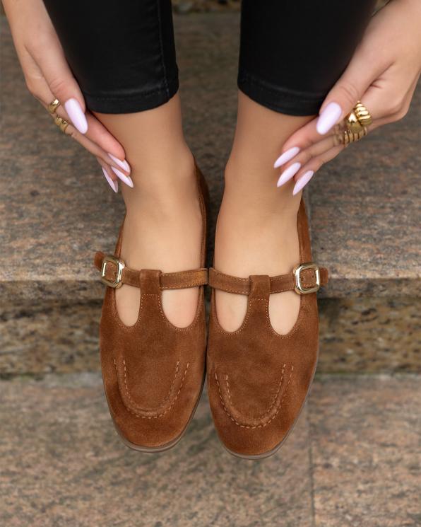 Brązowe półbuty damskie ze skóry zamszowej ze sprzączką  102-580-RUDY