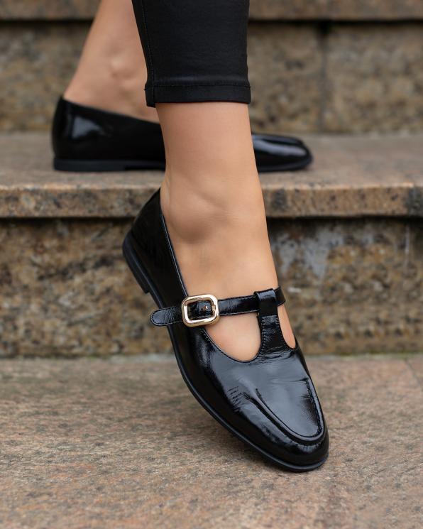 Czarne półbuty damskie ze skóry lakierowanej ze sprzączką  102-580-CZAR-LAK