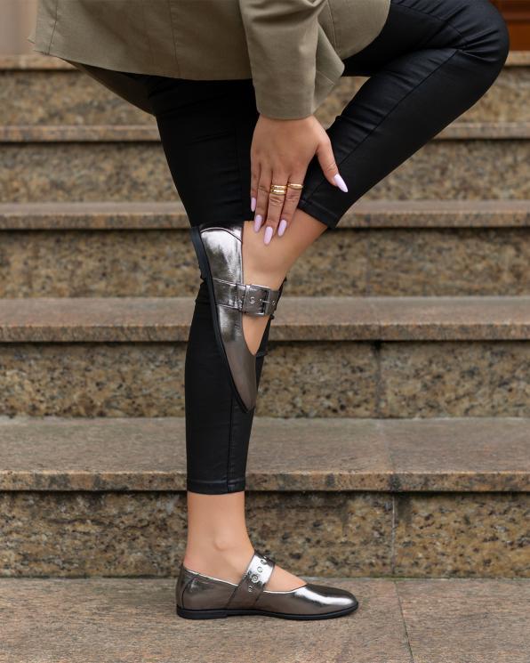 Srebrne półbuty damskie ze skóry licowej ze sprzączką  102-180-PEWTER