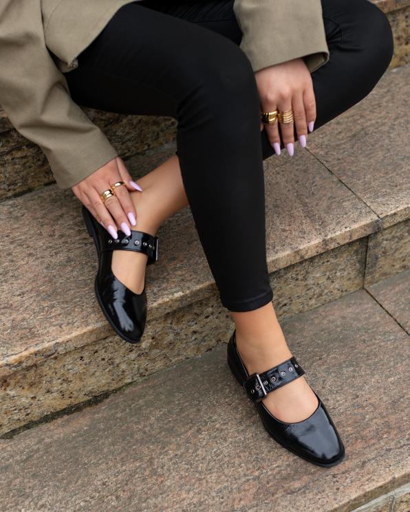 Czarne półbuty damskie lakierowane ze sprzączką  102-180-CZAR-LAK