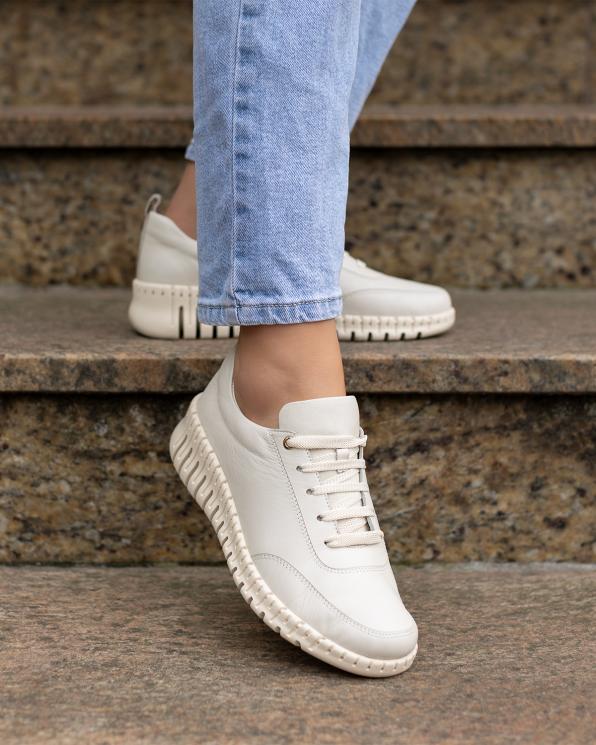 Jasnobeżowe półbuty damskie ze skóry licowej na koturnie  148-910321-BEŻ