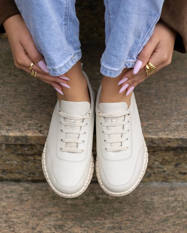 Jasnobeżowe półbuty damskie ze skóry licowej na koturnie  148-910321-BEŻ