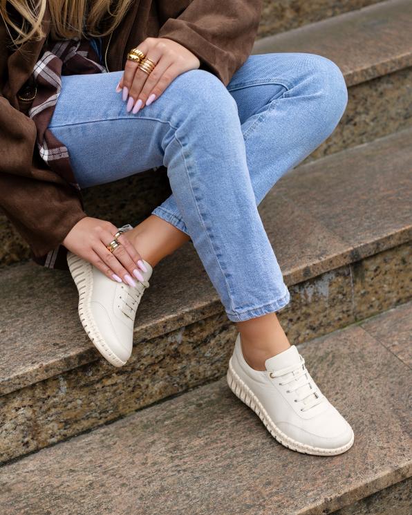 Jasnobeżowe półbuty damskie ze skóry licowej na koturnie 148-910321-BEŻ