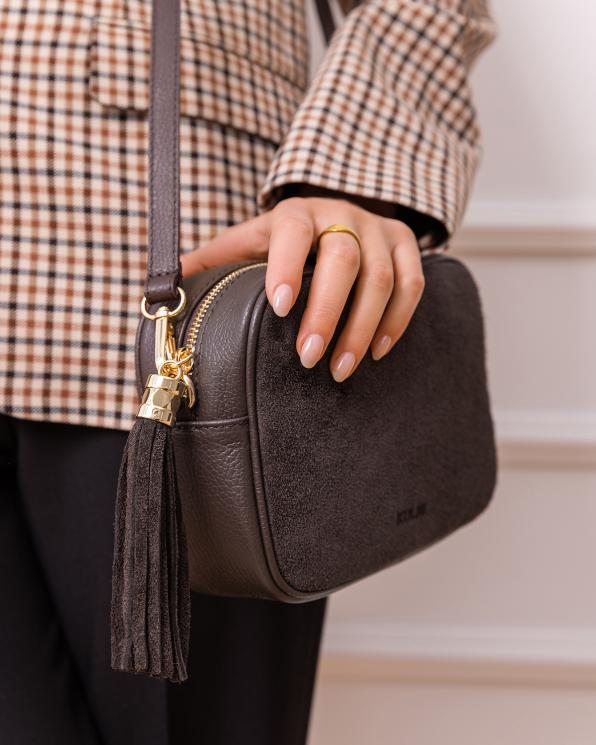 Czekoladowa torebka listonoszka damska ze skóry zamszowej z frędzlem 154-5695-CZEKOLADA