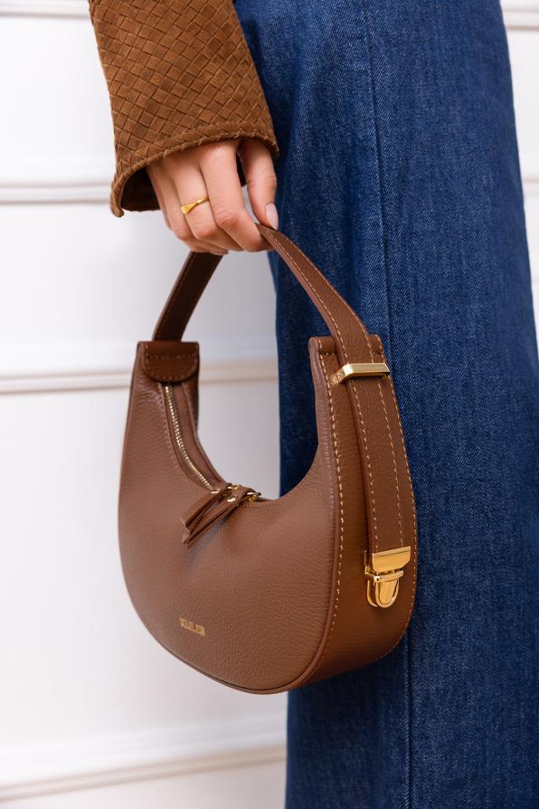 Brązowa mała torebka typu hobo ze skóry licowej 154-4456-RUDY