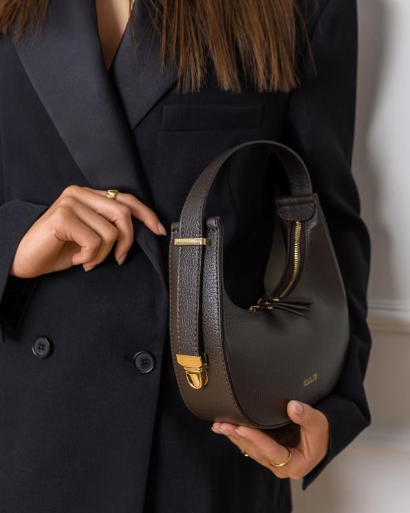 Czekoladowa mała torebka hobo ze skóry licowej 154-4456-CZEKOLADA