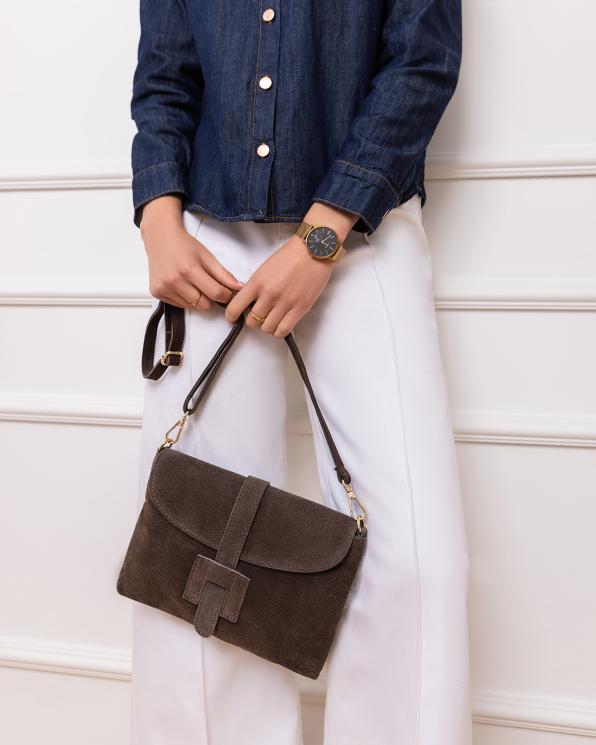 Czekoladowa mała torebka damska ze skóry zamszowej z paskiem 154-2666-CZEKOLADA