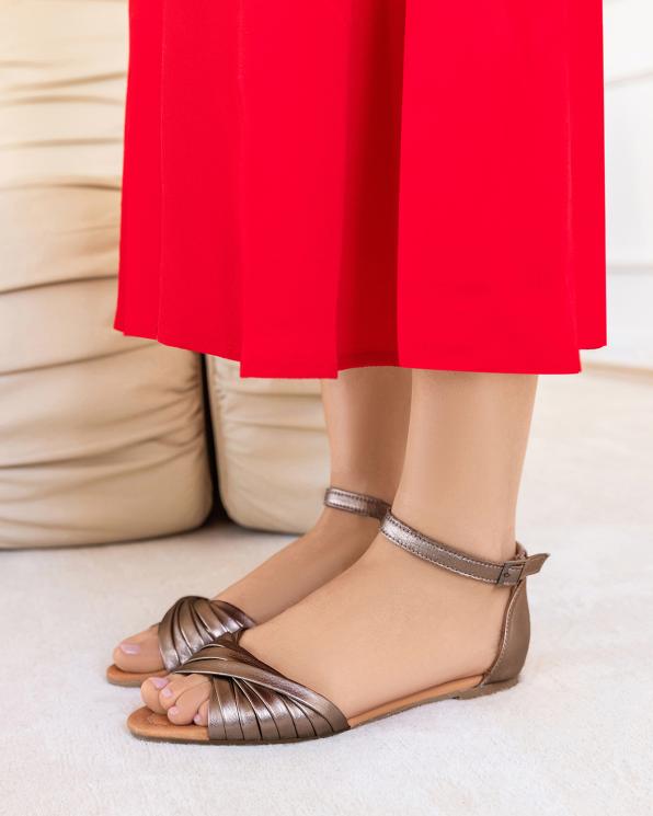 Złote sandały damskie ze skóry licowej na niskim obcasie 145-5043-ZŁOTY