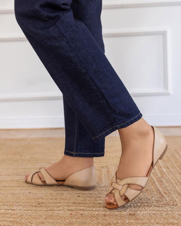 Beżowe sandały damskie skórzane na niskim obcasie 145-1043-BEŻ