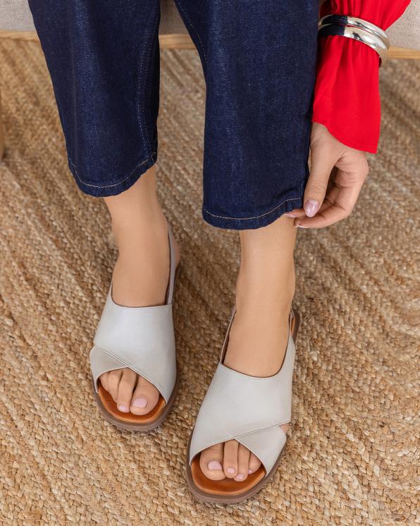 Szare sandały damskie skórzane na niskim obcasie 145-103125-SZARY