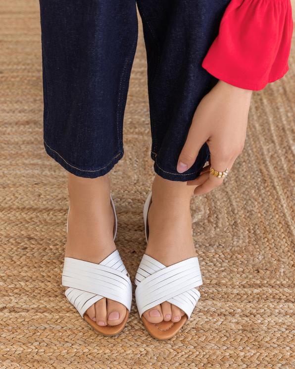 Białe sandały damskie ze skóry licowej na niskim obcasie 145-0013-BIAŁY