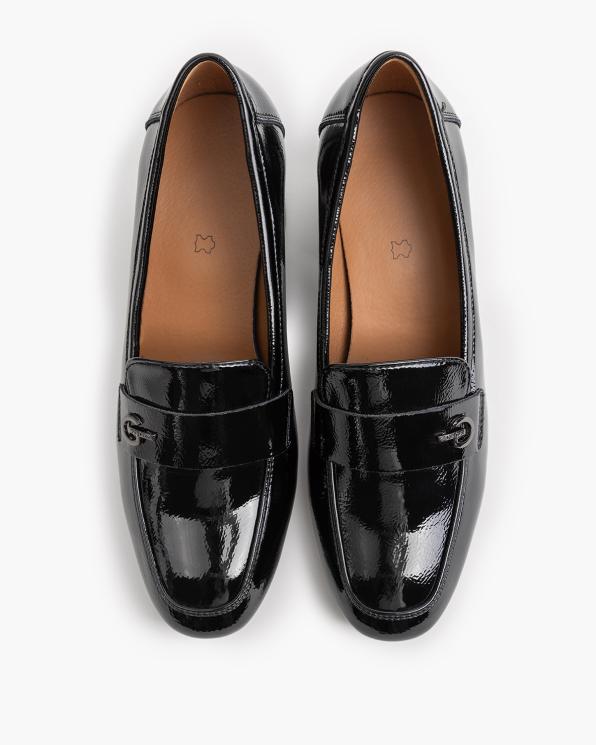 Czarne mokasyny damskie ze skóry lakierowanej na klocku 105-91181-CZARNY